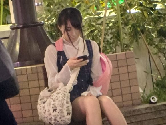 【池袋で見つけた天然美少女】 マイペースな素人娘をナンパ成功！ 巨根でバックから激しく突いてエロ覚醒！ 恥じらいながらも感じちゃう♡