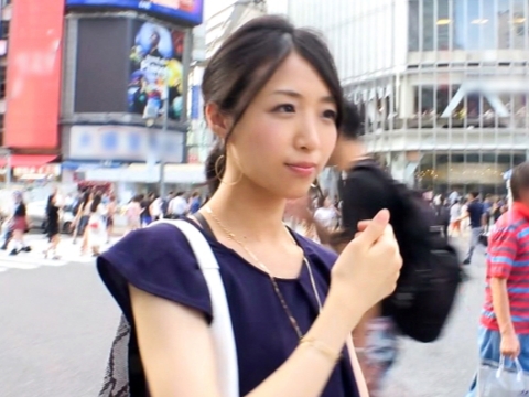 【素人】ショッピングを楽しんでいる美人さん！恋人いながらにして誘われたら断り切れずエッチな事まで披露しちゃいました！