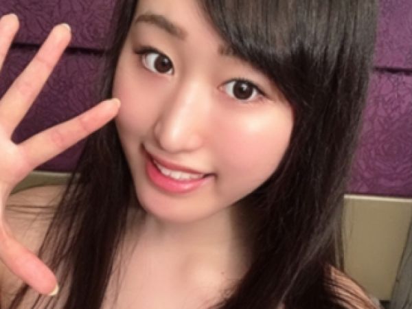 【清楚巨乳バカ】アイドルなのにヤリマンクソビッチ？強引に迫ってくるファンにベロキス！そのままずっぽり吸い付きフェラ！