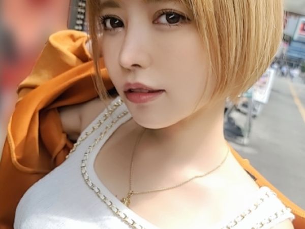 【素人】金髪が良く似合うギャルさん！この顔立ち綺麗だから黒髪も似合いそう！不倫相手の男にもエロい事してくれるビッチ！
