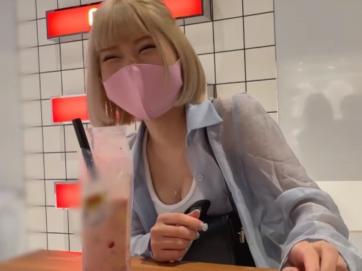 【金髪コンカフェ嬢の濃厚プレイ】『気持ちいい…』金髪美少女がソファで正常位セックス！フェラでチ●ポを味わった後は、可愛い声で喘ぎながら激ピストン！コンカフェ店員の隠れたエロさが全開！♡