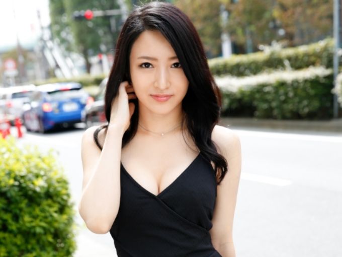 【淫乱ガールズバー店員の秘密】「もっと突いて…！」男優に跨り快感に浸る美女のエロさ！止まらない絶頂に引き込まれる！