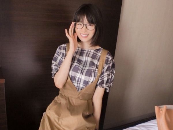【メガネ女子の裏の顔】『ダメ…先生なのに…』眼鏡が似合う知的女子がナンパで即ハメ！子供の前では見せられない下品な姿に興奮♡メガネ越しの淫乱な表情がたまらない！フェチ心をくすぐるエロさに悶絶必至！！