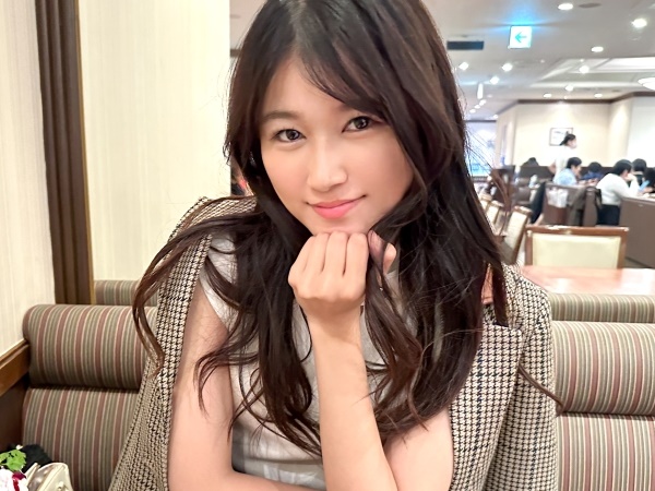 【上目遣いフェラでメロメロ】『ダメ…止まらない…』可愛い美容師お姉さんがチンポ咥えてトロトロ♡手マンだけで大洪水！潮溜まり必至のビショ濡れセックスでイキまくり！！