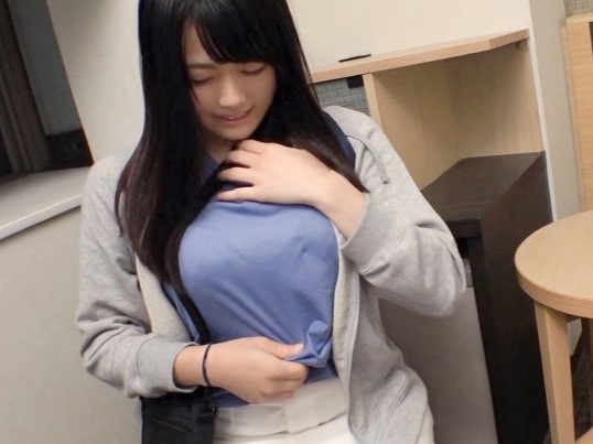 【爆乳女子とエロプレイ】『すごい硬い…』超巨乳ちゃんのおっぱいでパイズリ！チンコがビンビンに勃起しちゃう！おっぱいマニア必見のフルボッキ動画！♡