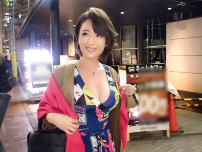 【セレブチーママの裏の顔】『お店の外では別人…』高級クラブのチーママを口説き落とし、ホテルに連れ込み成功！おまんこいじられ、最初は抵抗するも、次第に感じまくり、イキまくる姿は必見！セレブの隠れたエロさに興奮間違いなし！ｗ