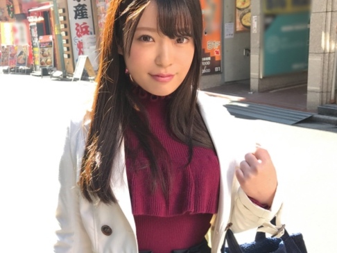 【無毛マ○コに激ピストン！】ツンと上向きの美乳が眩しいキュートな女の子、実はパイパン！ピンク色の無毛マ○コを激しく突かれて、感じまくる姿に大興奮！ウブな顔してエッチなカラダに悶絶必至！！