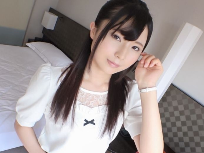 【華奢な素人娘の恥じらいプレイ】最初から全裸で照れまくる彼女が、男優のチ○ポをフェラ！セックス大好きなウブな姿がたまらない！裸で恥ずかしがる姿と大胆なプレイのギャップが最高にエロい！♡