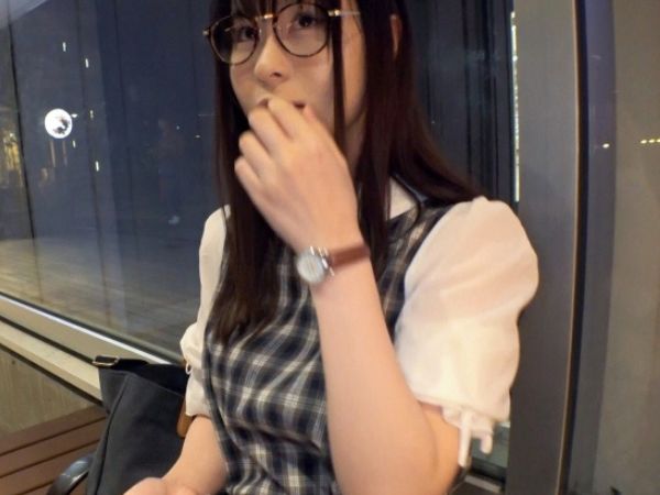 【メガネ女子をナンパ即ハメ】一見地味な幸薄系美女がホテルで大胆変身！チ○ポを見せつけたら、恥じらいながらも手を伸ばし…！？メガネの奥の色っぽい表情と、隠れたエロさがたまらない！