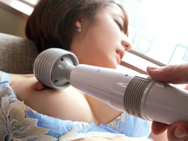 【巨乳素人】普段は宝石を売ってるという輝くエロい身体をお持ちのOLさんが脱いだっ！ピン勃ち乳首を舐めまくれば濡れる体！