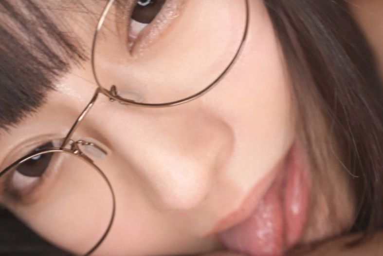 【黒髪眼鏡の書店員】物静かな隣のスレンダー美女と濃厚セックス!!メガネの奥の色気にメロメロ♡静かな見た目とのギャップがエロすぎる!!