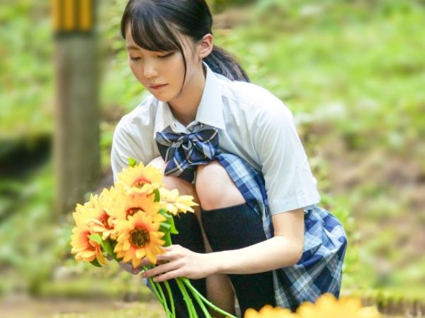 【幼馴染の犠牲】『助けて…でも仕方ない…』純粋な美少女が、大切な友達を守るためオッサンに身を捧げる！拘束され、汗だくで感じまくる姿がエロすぎる！マンコを好き放題に使われ、抵抗むなしく屈服していく…！