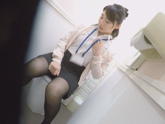 【パンストOLの秘密のオナニー】仕事中の性欲が爆発！トイレにこもり、パンスト姿で指をオマ○コにズボズボ…我慢できずに感じる姿がエロすぎる！♡