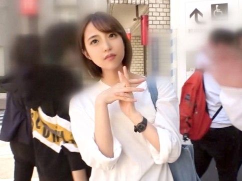 【キュートな美少女】ショートカットが似合う美少女、おマンコを激しくかき回され、我慢できずに大噴射!チンコをペロペロ舐め回し、濃厚ご奉仕で男を骨抜きにする!♡