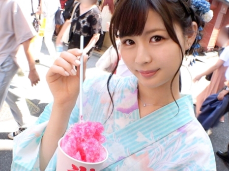 【浴衣美少女の秘密】キュートな女の子がメス汁大噴射！パイパンま●こを激しく刺激され、我慢できずに潮吹き！！浴衣からはみ出す美脚とウブな反応が最高♡