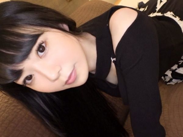 【素人】不思議な雰囲気の黒髪清楚なスレンダー美女…敏感なパイパンを潮吹き絶頂させて追撃のチンポピストン…♡