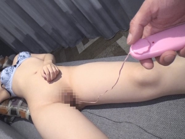 【美巨乳ギャル初体験】『気持ち良すぎ…』セクシーな彼女が初撮影で大胆に！超敏感なパイパンから溢れる愛液…♡ 巨乳を揺らしながら、エッチな声で感じまくるギャルと濃厚プレイ！！
