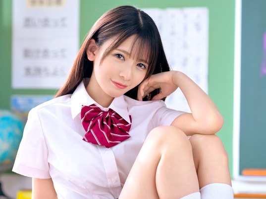 【制服美少女の教室エッチ】『気持ちいい…♡』スレンダーなJKが教室で騎乗位セックス！制服姿で激しく突かれ、昇天する姿がエロかわいい！